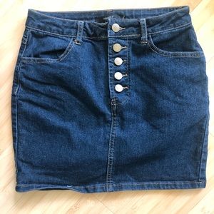 Cute button-up denim skirt!